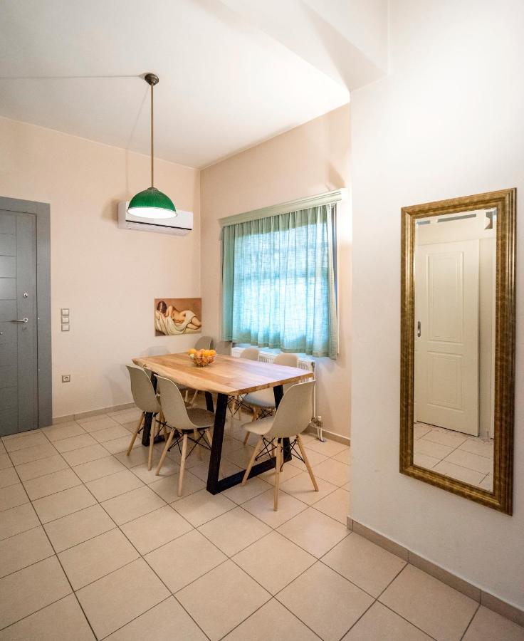 120 négyzetméteres, 2 hálószobás, 2 saját fürdőszobával rendelkező Apartman Agia Paraskevi területé Apartman Athén Kültér fotó